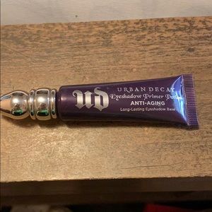 URBAN DECAY EYESHADOW PRIMER
